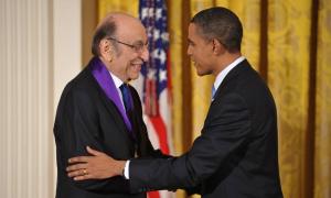 Milton Glaser recebendo a Medalha Nacional de Artes das mos do presidente Barack Obama, em 2010