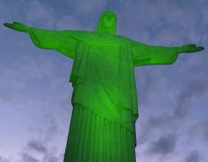 Cristo Redentor iluminado de verde em homenagem ao Dia do Mdico