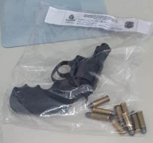 Fotos 1 e 2, Arma de fogo e munies apreendidas pela Polcia CIvil em poder do suspeito