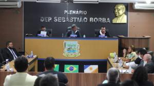 Mesa Diretora desta segunda, 23: Edilson Tavares (c) - Presidente; Adilson do Correntinho - Vice-presidente; e Nasci da tica - Secretrio.