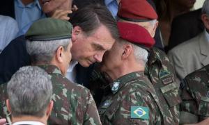Jair Bolsonaro durante cerimnia militar com o general Luiz Eduardo Ramos, ex-comandante Militar do Leste e hoje ministro de Governo