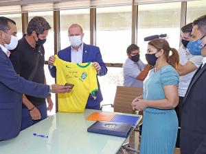 Pentacampeo mundial de futebol Edmlson Moraes presenteou Governador Carlesse e destacou potencial do Tocantins