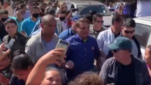 Bolsonaro cumprimenta apoiadores no aeroporto de Palmas