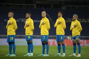 Jogadores da seleo brasileira perfilados antes do jogo contra o Peru