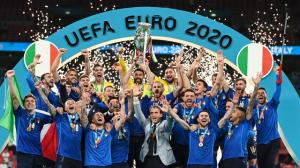 Chiellini ergue a taa da Eurocopa na festa da Itlia em Wembley
