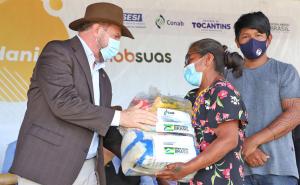 Governador Mauro Carlesse realiza entrega simblica de kits de alimentos para indgenas do Tocantins