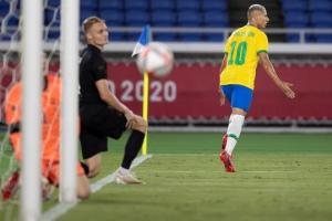 Richarlison comemora o primeiro gol pela seleo brasileira olmpica