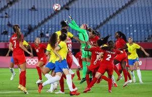 A goleira canadense Stephanie Labb sai do gol e corta mais um cruzamento do Brasil