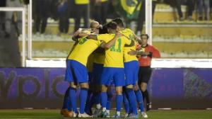 Jogadores da seleo brasileira comemoram gol sobre a Bolvia