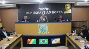 Mesa Diretora da sessão extra: Núbio Gomes (presidente), Cabo Agenor (vice) e Edilson Tavares  (secretário)