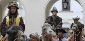 Homens montam camelos fantasiados como os Três Reis Magos para participar de uma procissão em Praga (República Tcheca)