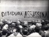 Policiais militares vigiam protesto de estudantes no Centro do Rio de Janeiro contra a ditadura militar, em 1 de abril de 1968 